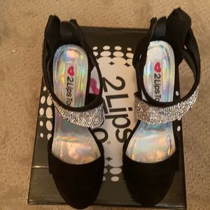 NIB 2 lips too black heels size 6